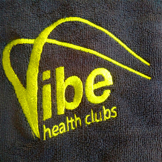 Custom logo embroidery microfiber gym sport fitness towel with zipper pocket